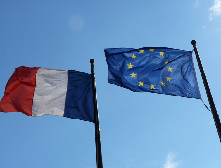 Die Fahnen der EU und Frankreichs Die Fahnen der EU und Frankreichs